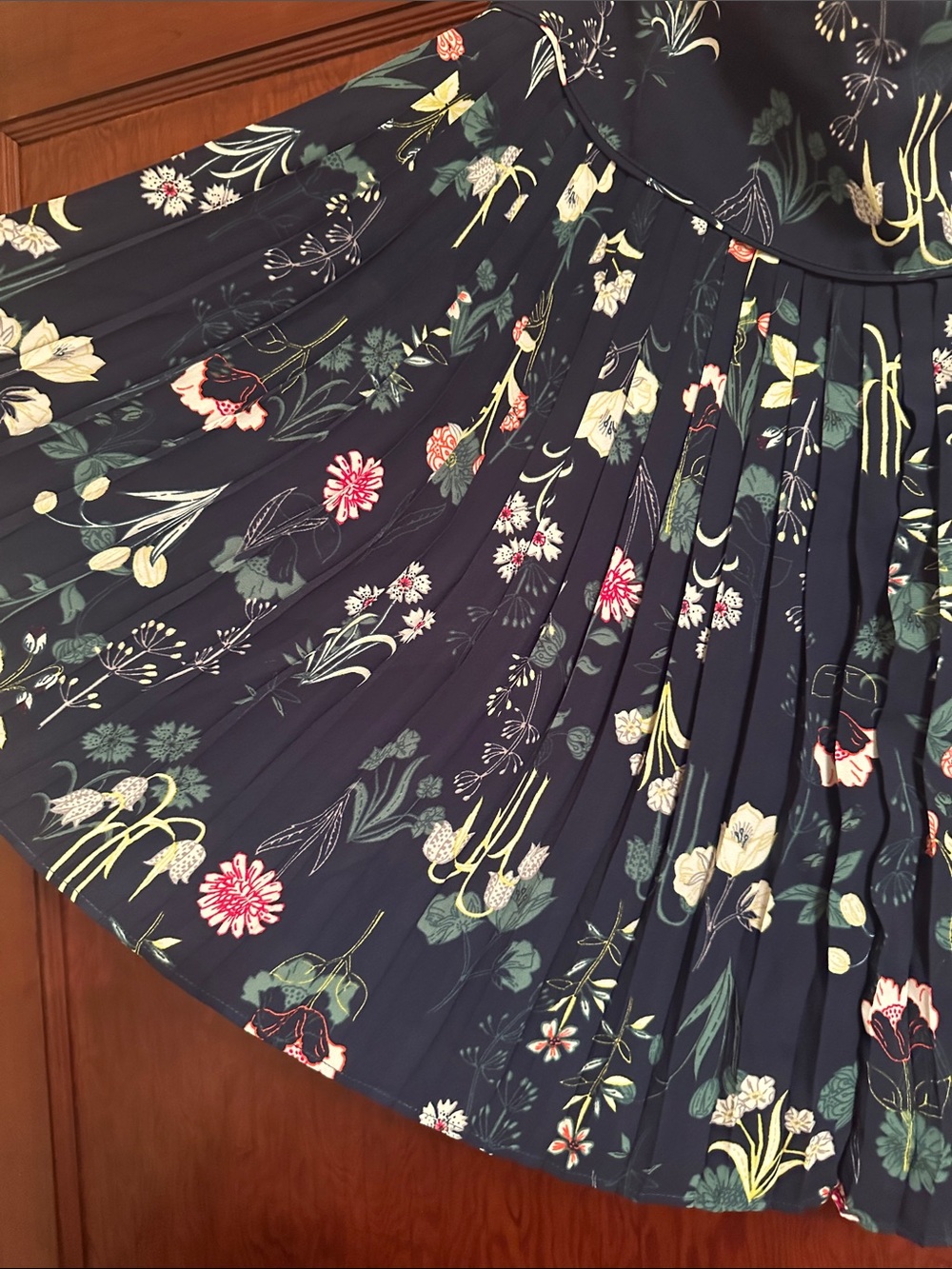 LOFT Women’s Sz 10 Navy Floral Pleated Mini Skirt - Picture 5 of 10